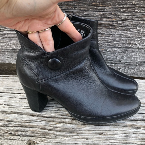 Clarks Artisan women’s 6 Black leather ankle boots Booties 87390 side zip heels - Picture 7 of 12